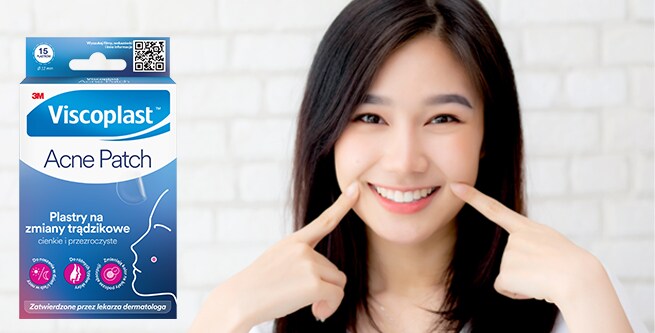 Kobieta wskazująca na swoje policzki pokryte dyskretnym plastrem na trądzik Viscoplast™
