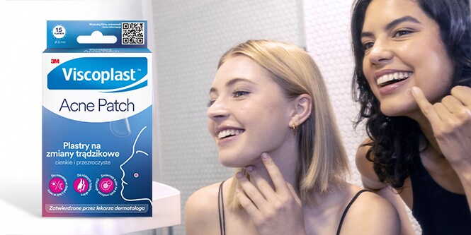 Kobieta wskazująca na swoje policzki pokryte dyskretnym plastrem na trądzik Viscoplast™
