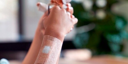 Łydka opatrzona plastrem Viscoplast™ Polopor® 
