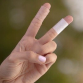 Dwa palce dłoni oklejone dwoma różnymi rodzajami przylepców