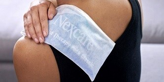 Kobieta przykładająca do barku okład żelowy Viscoplast™ Cold Hot
